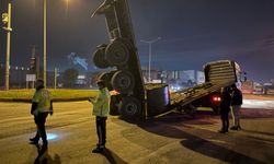 Demir rulo yüklü dorse ikiye ayrıldı