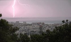 Şiddetli yağış etkili oldu, şimşekler görsel şölen oluşturdu