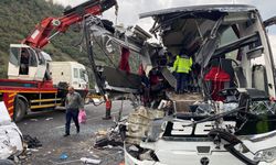 Osmaniye’de feci kaza: Yolcu otobüsü tıra çarptı, 6 ölü!