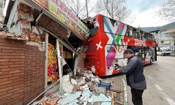 Okul önünde kontrolden çıkan tur otobüsü manava daldı!