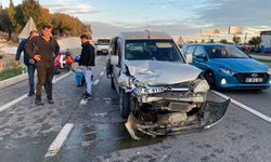 Arızalanan otomobile hafif ticari araç çarptı