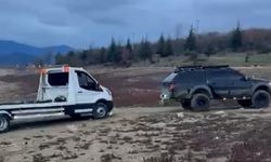 Çamura saplanan kurtarma aracını pikap kurtardı