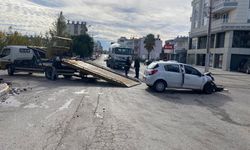 Hafif ticari araç ile otomobil kavşakta çarpıştı: 4 yaralı