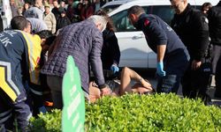 Boşanma duruşmasından çıktı, eşini sırtından bıçakladı