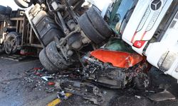 Buzda kayan iki tır ve bir otomobil birbirine girdi