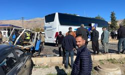 Yolcu otobüsü ile traktör çarpıştı, bir kişi yaralandı!