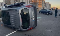 Araç yan yattı: 2 yaralı