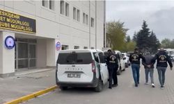 Yaşlı vatandaşları darp ederek bileziklerini çaldı