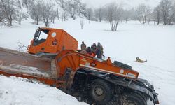 Hakkari'de iş makinesi devrildi: 2 yaralı