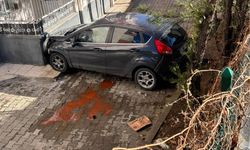 Apartman bahçesine düşen araçta 4 kişi yaralandı