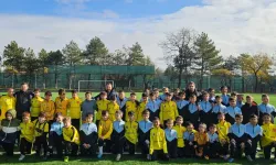 Genç sporcular dostluk maçında buluştu