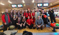 Genç sporcular bowling pistinde ter döktü