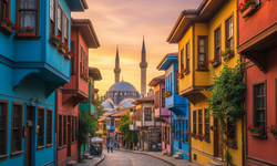 Eskişehir Odunpazarı merkeze kaç km mesafede,  ilçede hangi resmi kurumlar var?