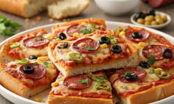 Bayat ekmekleri ziyan etmeyin: Fırında kahvaltılık pizza