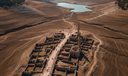 Kuraklığın inanılmaz manzarası: Sular altındaki köy yeniden ortaya çıktı!