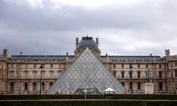 Louvre Müzesi'nde su sızıntısı: Eserler zarar gördü