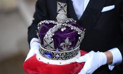 Londra Kulesi'nde Kraliyet tacına muhallebili protesto