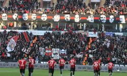 Tribünlerden sert eleştiri