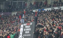 Taraftar Kırmızı Şimşekler'in arkasında