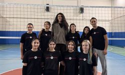 Milli yıldız Deniz Uyanık genç voleybolcularla buluştu