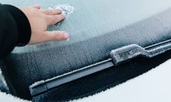 Buzlanan araç camı zarar vermeden nasıl çözülür?