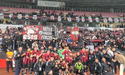 Eskişehirspor galibiyeti tribünlerle birlikte kutladı