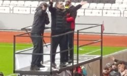 Galibiyet sonrası Şapçı tribünlerle buluştu