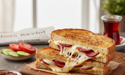 Kahvaltıda ezber bozan lezzet! Çıtır gurme tost tarifi