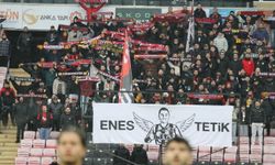 Nefer Tribünü’nden anlamlı pankart