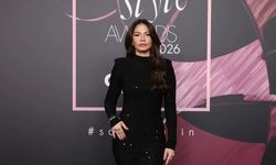 Eşref Rüya’nın Nisan’ı büyüledi! Demet Özdemir'den ödül gecesine damga vuran şıklık!