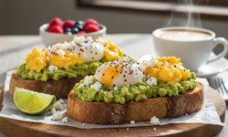 Pratik ve lezzetli çırpılmış yumurtalı avokado tost