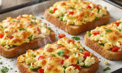 Kahvaltı sofralarının yeni gözdesi fırında peynirli ekmek tarifi