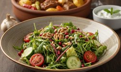 Sofraların ferah dokunuşu narlı ve cevizli mevsim salatası