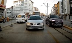 Eskişehir’de otomobil tramvay raylarına girdi, trafik tehlikeye düştü