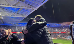 Trabzonspor-Fenerbahçe derbisinde tribünde evlilik teklifi