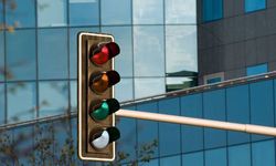 Trafik Işıklarında 100 Yıllık Düzen Değişiyor! İşte Gelecek O 4. Renk