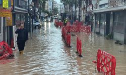 İzmir’de Sağanak Kabusu: İş Yerlerini Su Bastı, Esnaf İsyan Etti!