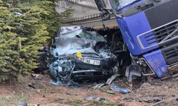 Eskişehir'de Katliam Gibi Kaza: Tır Karşı Şeride Geçip Otomobili Ezdi!