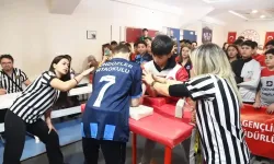 Genç sporcular bilek güreşinde madalya için mücadele etti