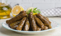 Bayram sofralarının vazgeçilmez lezzeti zeytinyağlı yaprak sarma tarifi