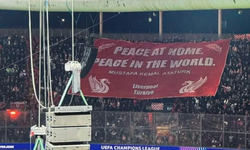 Liverpool Taraftarları RAMS Park’ta Atatürk Pankartı Açtı