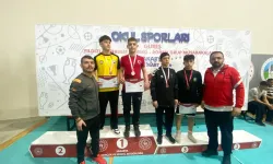 Eskişehirli güreşçiler Sakarya’dan madalyayla döndü
