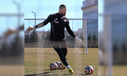 Bora Göymen duvar ördü