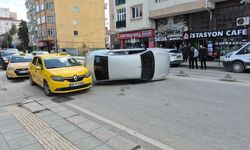 Eskişehir’de Sürücü Direksiyon Hakimiyetini Kaybetti: Otomobil Yol Ortasında Yan Yattı