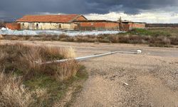 Afyonkarahisar’da yağış sonrası direk yola devrildi