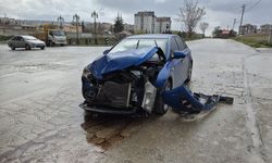 Eskişehir’de otomobil çöp kamyonuna çarptı: 1 yaralı