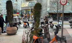 Eskişehir’in Göbeğinde Kurye İstilası: Yayalar Yürümekte Zorlanıyor!