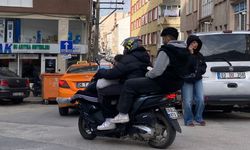 Eskişehir’de Motosiklette Tehlikeli Yolculuk: Tek Kask, Üç Yolcu!