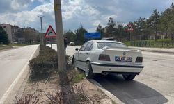 Eskişehir’de Direksiyon Hakimiyetini Kaybeden Genç Sürücü Refüje Savruldu