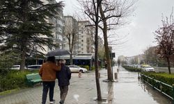 Eskişehir’de Alışılagelmemiş Nisan Manzarası: Şemsiyesini Alan Sokağa Çıktı